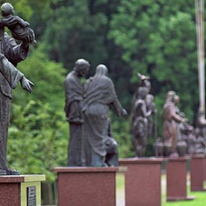 Figury świętych na stacjach przed Klasztorem Jasnogórskim